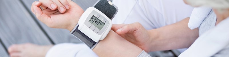 bild på äldre kvinna med pulsmätare typ, från AdobeStock