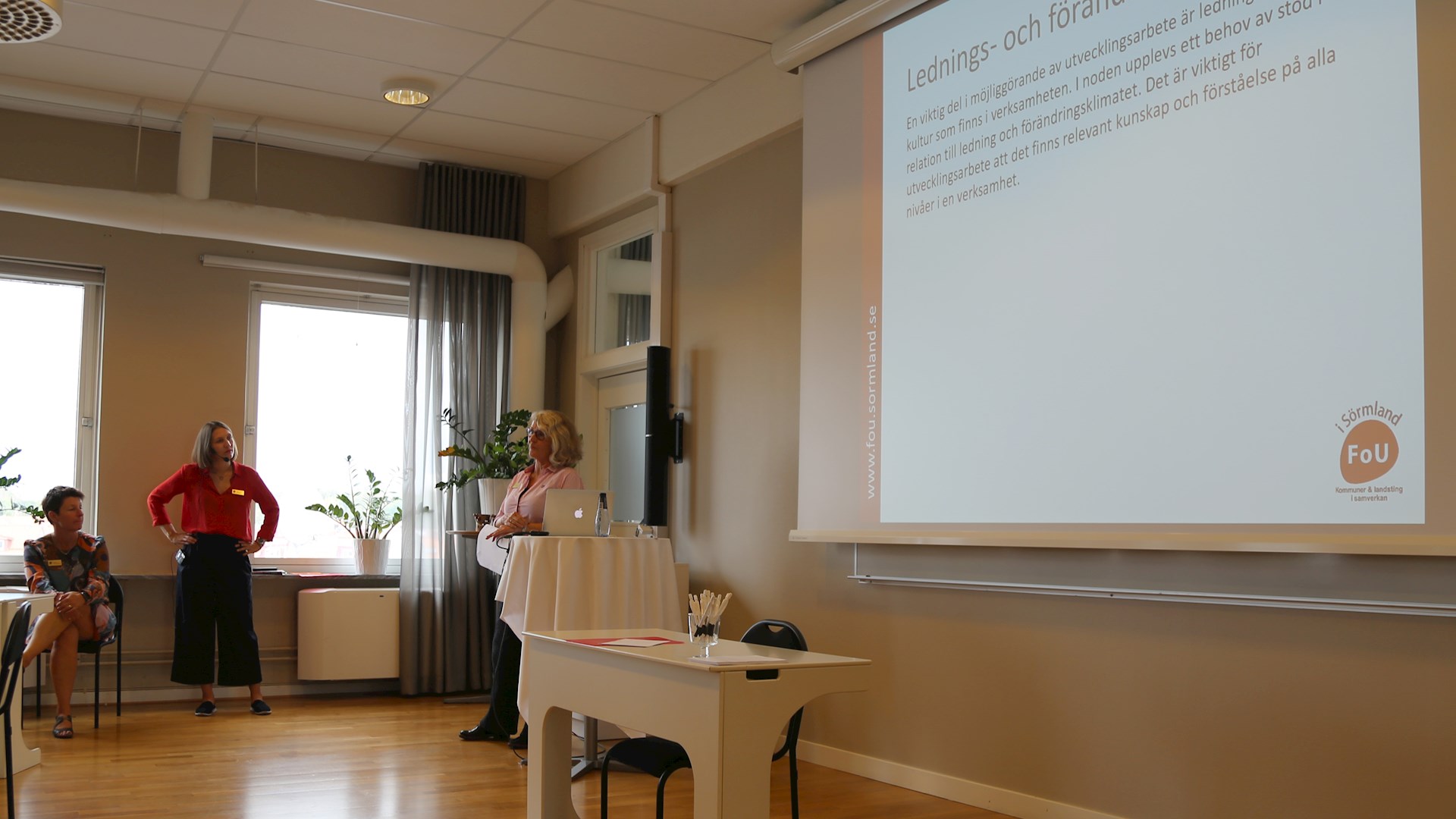 Anita Segring föreläser och Lisa och Katarina syns i bakgrunden