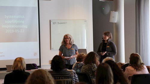 Anita och Lina inleder dagen framför deltagarna
