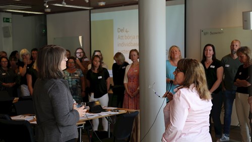 Deltagarna radar upp sig i ordning efter hur länge de jobbat