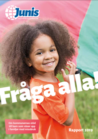 Bild på rapporten, en glad liten flicka och texten Fråga alla!