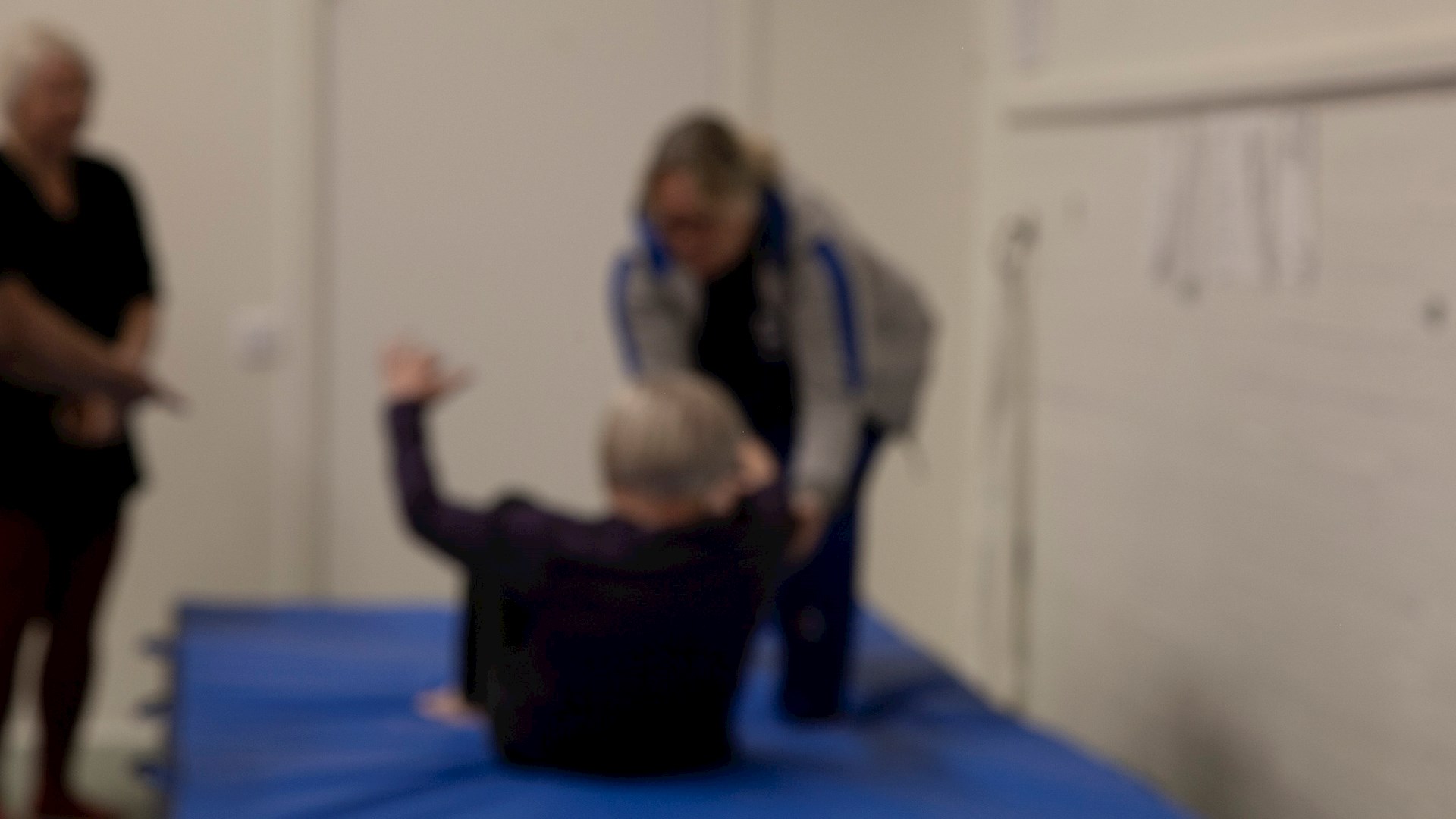 Suddig bild på en person som får hjälp med fallteknik